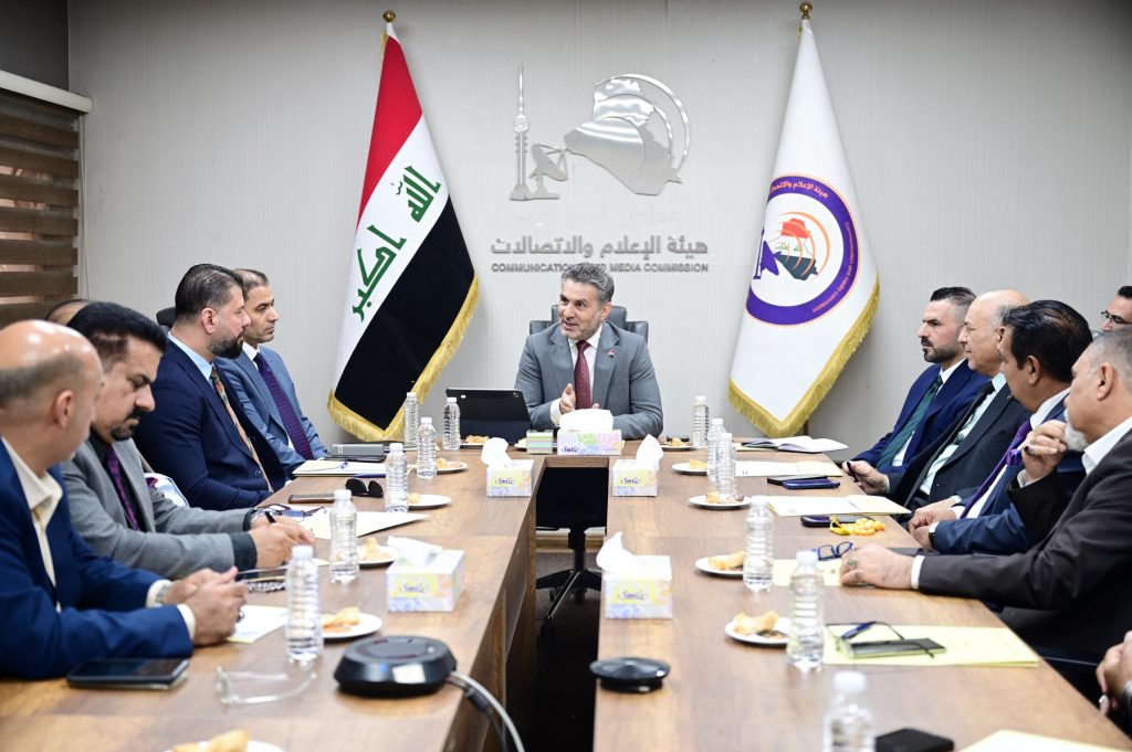 رئيس الجهاز التنفيذي لهيأة الإعلام والاتصالات يستقبل عدداً من المحللين السياسيين